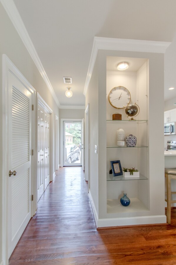 Interior - WestEnd Ave♥Spacious Deck♥Fast WiFi♥WorkSpace♥4 Beds 2.5 Baths♥Free Parking♥Pets (Nashville)