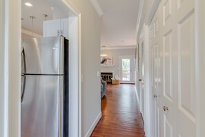 Interior - WestEnd Ave♥Spacious Deck♥Fast WiFi♥WorkSpace♥4 Beds 2.5 Baths♥Free Parking♥Pets (Nashville)