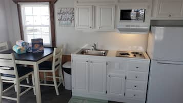 Frigorífico, microondas, placa de cocina y cafetera o tetera