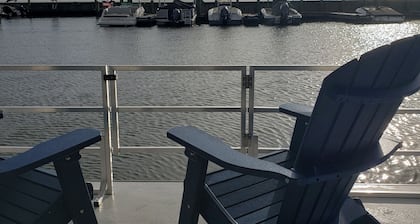 NEW Houseboat - 2 Bedrooms - Great Location & Views