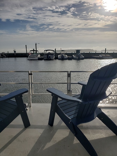 NEW Houseboat - 2 Bedrooms - Great Location & Views