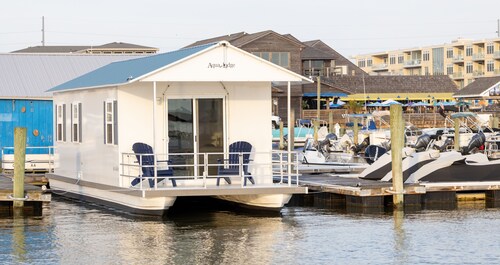 NEW Houseboat - 2 Bedrooms - Great Location & Views