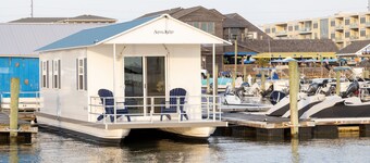NEW Houseboat - 2 Bedrooms - Great Location & Views