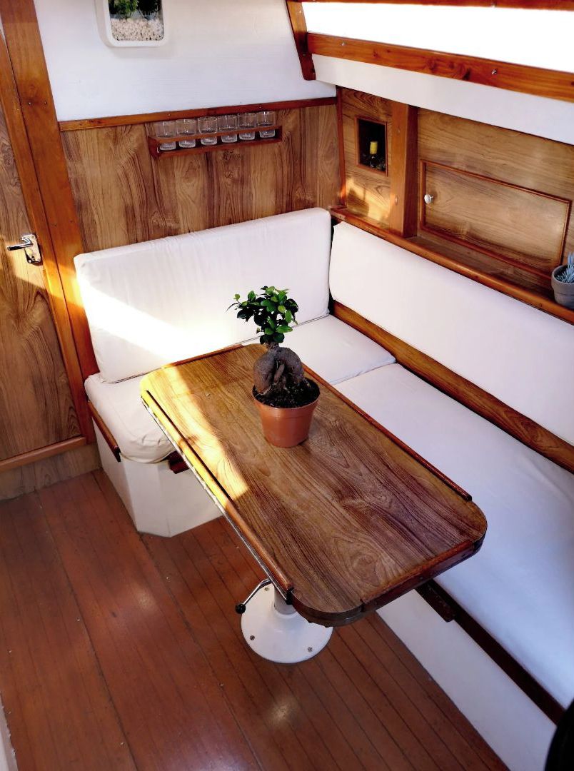 Une cuisine compacte avec des meubles en bois, un petit plan de travail et une plante en pot.