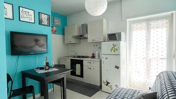 Fridge, microwave, oven, coffee/tea maker