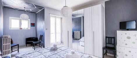 Tabla de planchar con plancha, wifi gratis y ropa de cama