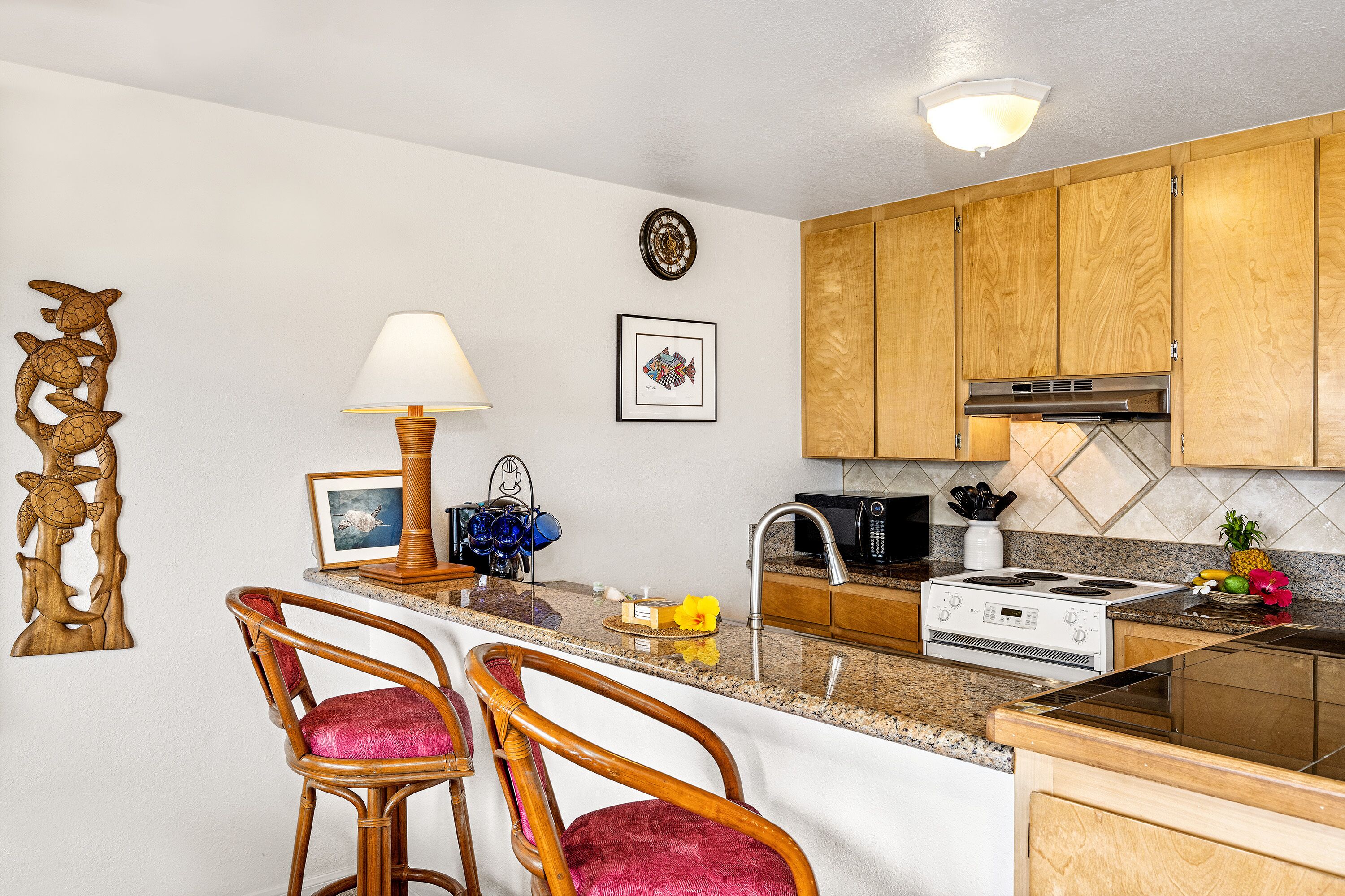 Beachfront Condo w/ AC, Shared Pool & Expansive Ocean Views: Kahalu'u Reef 203