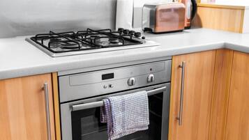 Køleskab, mikrobølgeovn, ovn, kogeplade