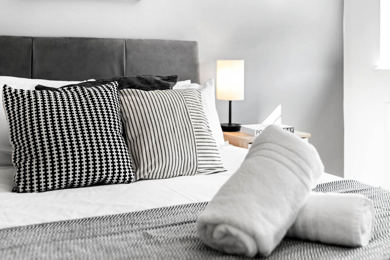 2 habitaciones, tabla de planchar con plancha, wifi y ropa de cama 