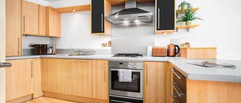 Køleskab, mikrobølgeovn, ovn, kogeplade