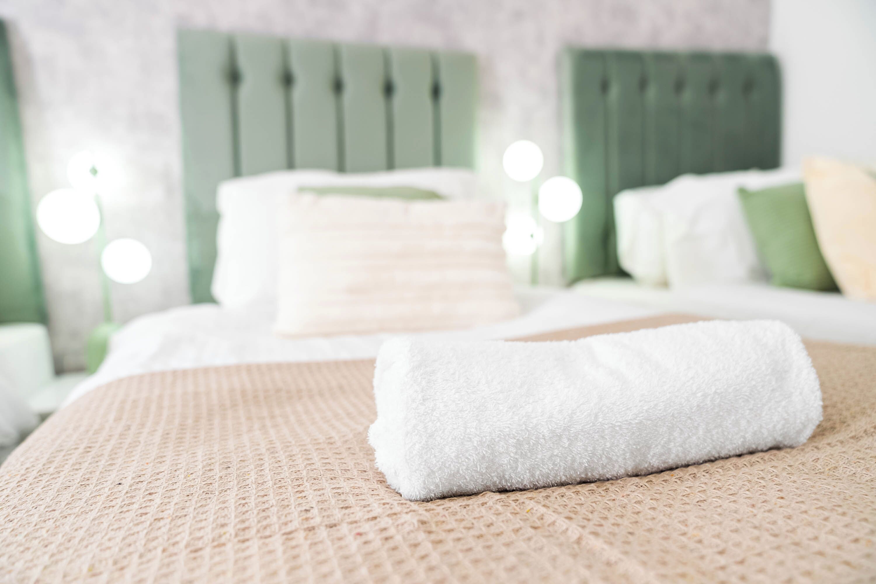 5 habitaciones, tabla de planchar con plancha y cuna de viaje 