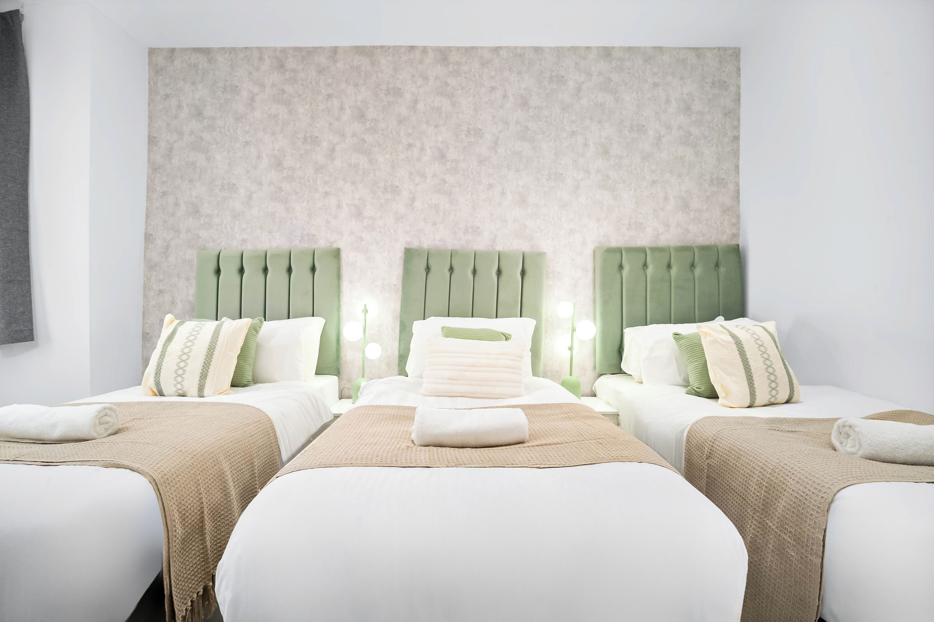 5 habitaciones, tabla de planchar con plancha y cuna de viaje 