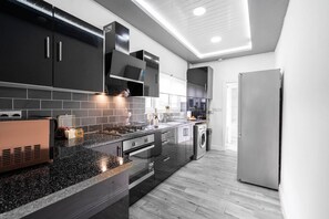 Fridge, microwave, oven, stovetop - Edgbaston Luxe Townhouse -  Parking - Terrace (BIRMINGHAM)