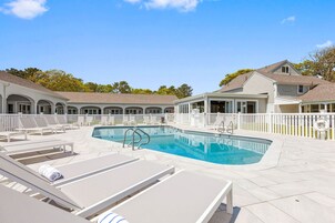 Una piscina al aire libre de temporada