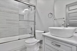 Ensemble douche/baignoire, sèche-cheveux, serviettes fournies, savon