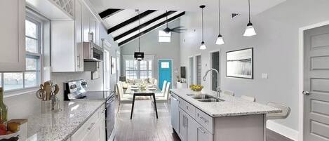 Køleskab, mikrobølgeovn, ovn, kogeplade