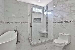 Ensemble douche/baignoire, sĂšche-cheveux, serviettes fournies, savon