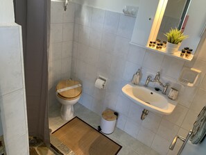 Combined shower/bathtub, hair dryer, towels, soap - Olive Hill Private House (Poros Island)