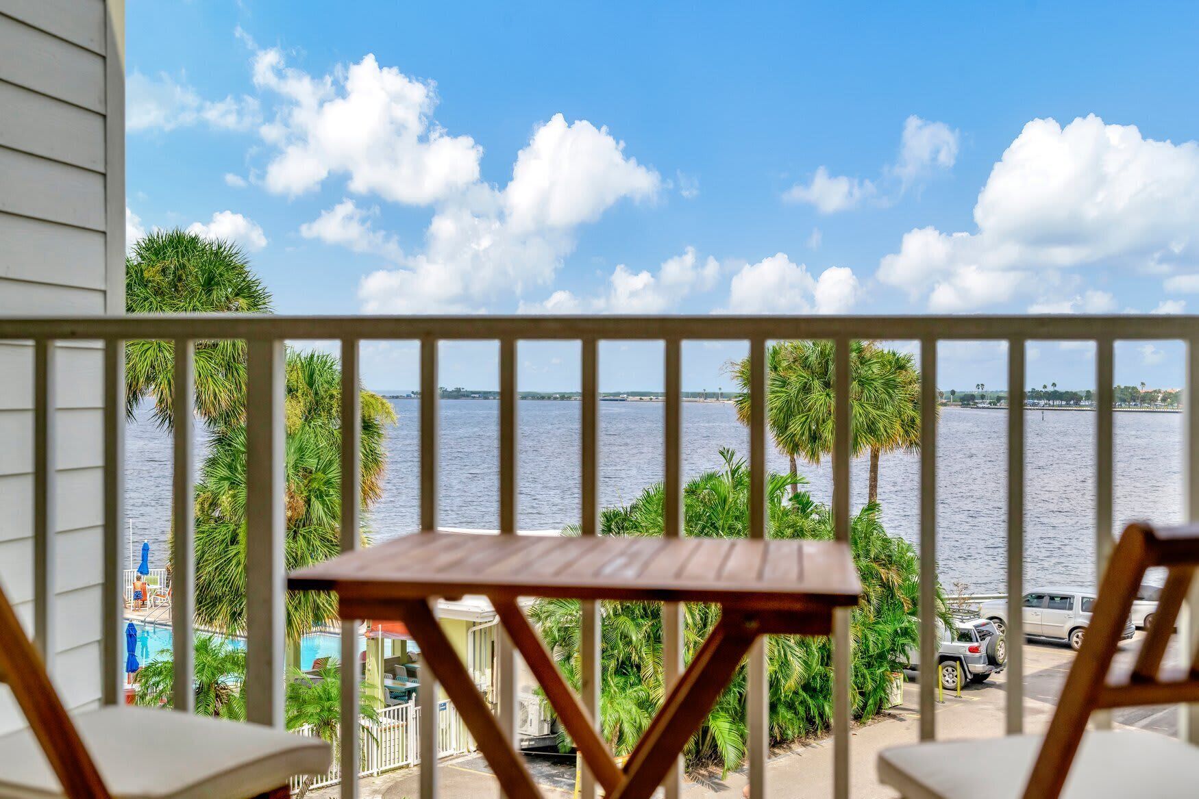 Sea La Vie, Peaceful Bayview Balcony & Heated Pool