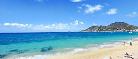 Una spiaggia nelle vicinanze