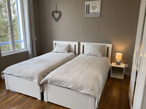 5 bedrooms, iron/ironing board, Internet