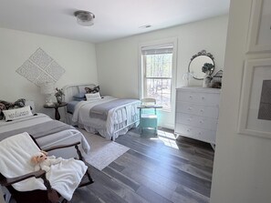 2 bedrooms, desk, iron/ironing board, cribs/infant beds - Our Nest, a well loved quiet retreat in Foxwood Hills Resort near Lake Hartwell. (Westminster)