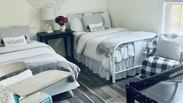 2 chambres, bureau, fer et planche à repasser, lits bébé