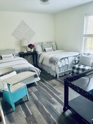 2 bedrooms, desk, iron/ironing board, cribs/infant beds - Our Nest, a well loved quiet retreat in Foxwood Hills Resort near Lake Hartwell. (Westminster)