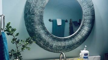 Ensemble douche/baignoire, sèche-cheveux, serviettes fournies, savon