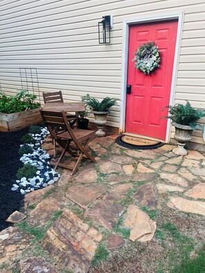 Outdoor dining - Our Nest, a well loved quiet retreat in Foxwood Hills Resort near Lake Hartwell. (Westminster)