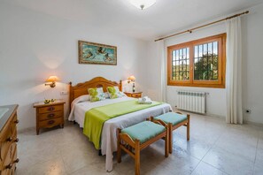 5 bedrooms, WiFi, bed sheets