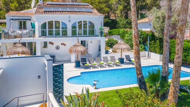 A modern villa with a swimming pool, sun loungers, and a rooftop terrace. - Villa Tomillo by Villa Plus (Jávea)