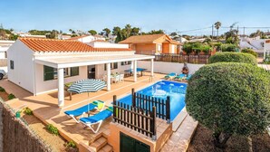 Il s’agit d’une propriété résidentielle dotée d’une piscine, d’un espace extérieur aménagé pour se détendre et d’un patio couvert.