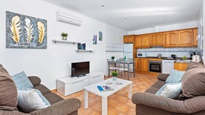 Un appartement moderne comprenant un salon, un coin repas et une cuisine.