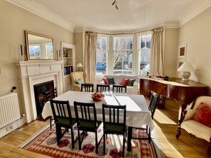 Smart TV, fireplace, DVD player, books