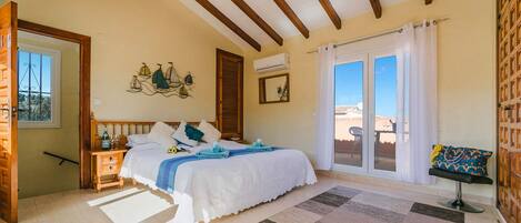 4 bedrooms, WiFi, bed sheets