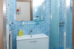 Tina con regadera, tina de hidromasaje, bidet 