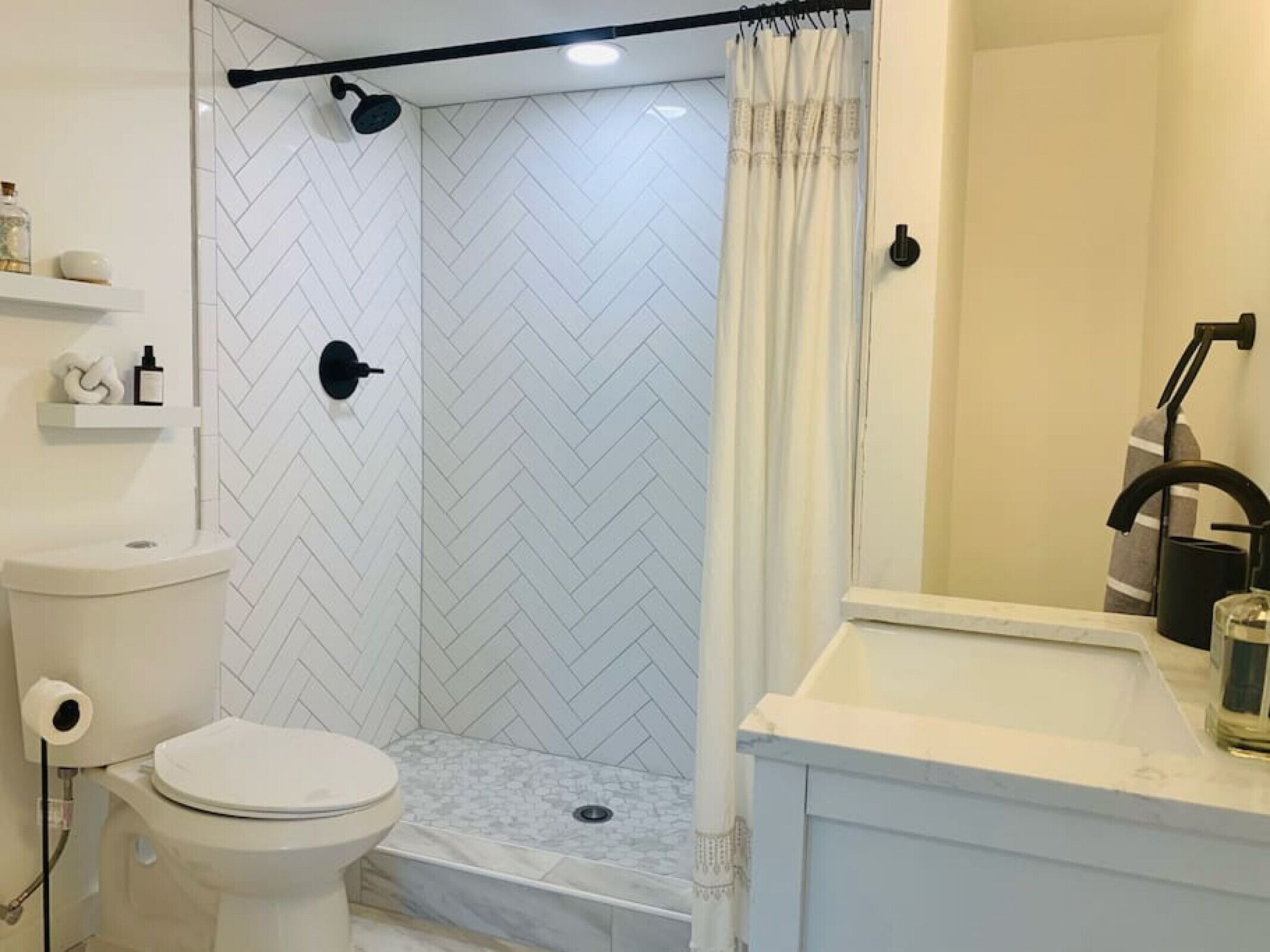 HOT TUB☀️Brand New Basement Apartment, Private Entrance!