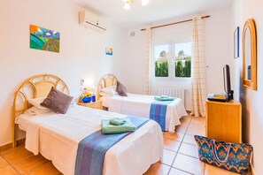 3 slaapkamers, een strijkplank/strijkijzer, gratis wifi, beddengoed