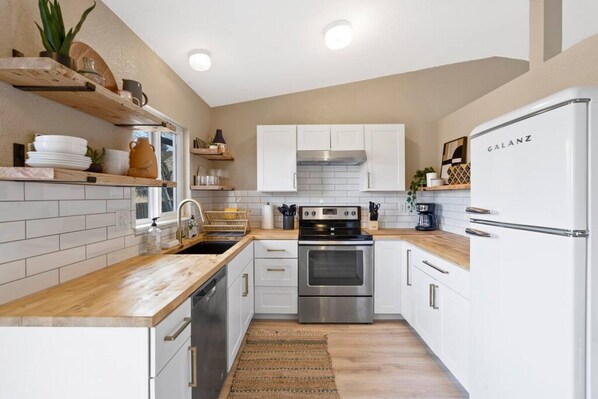 Refrigerador, horno, parrilla de estufa y cafetera y tetera 