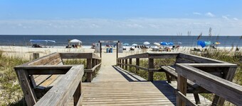  Ready for some Idletime? Beautiful 2bed/2 bath Condo 200 Steps to Beach!!