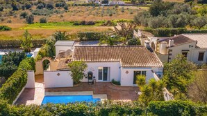 A villa with a swimming pool, surrounded by lush greenery and a mountainous backdrop. - Villa Jessie by Villa Plus (Montgo de Toscamar)