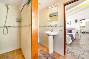 Secador de pelo y toallas