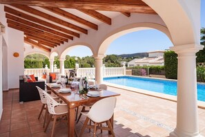 Outdoor dining - Villa Elemed by Villa Plus (Jávea)