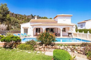 Una villa con piscina, mobiliario de exterior y vistas al paisaje circundante.