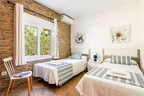 6 bedrooms, iron/ironing board, free WiFi, bed sheets