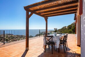 Outdoor dining - Villa Amanecer by Villa Plus (El Poble Nou de Benitatxell)