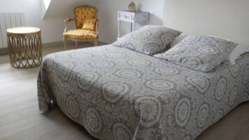 2 habitaciones, cuna de viaje, wifi gratis y ropa de cama