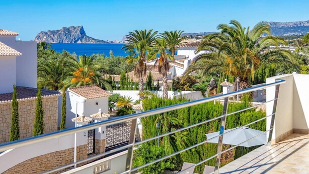A balcony with a view of the sea, palm trees, and a mountainous landscape. - Villa Catorce Flores by Villa Plus (Teulada)