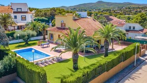 A residential property with a swimming pool, palm trees, and a well-maintained garden. - Villa Elefante by Villa Plus (Jávea)